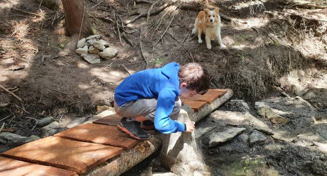 Starý hraniční kámen posloužil k umístění štítku se jménem studánky